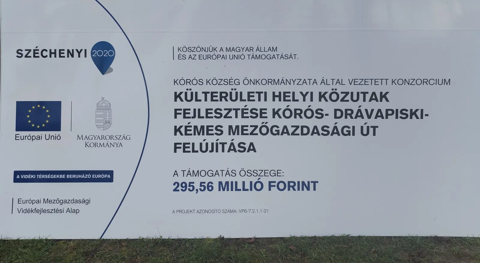 A projekt tájékoztató táblája: Kórós Község Önkormányzata által vezetett konzorcium, támogatás: 295,56 millió forint